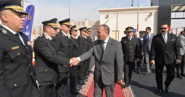 بمناسبة عيد الشرطة.. محافظ أسيوط يضع إكليلا من الزهور على نصب شهداء الشرطة