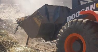 مدينة الزينية ترفع 105 أطنان تراكمات ترابية ومخلفات صلبة بالقرى.. صور