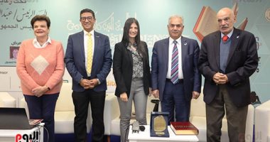 ممدوح الدماطي يحسم الجدل حول تمثال شامبليون باريس: هل هو مسيء أم لا؟.. صور 