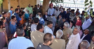 دعم كبير لجزيرة أرمنت الحيط بالأقصر لخدمة 35 ألف مواطن على مساحة 900 فدان.. المحافظ بعد لقائه الأهالى: تجديد شبكات المياه والصرف وحل مشكلات الكهرباء.. تطوير مركز الشباب وتوفير مكتب بريد وماكينة صرف آلى.. صور