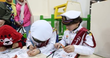 "يوم فى حب الوطن" و"إبداعات الطلاب الوافدين" تجذب زوار جناح الأزهر بمعرض الكتاب