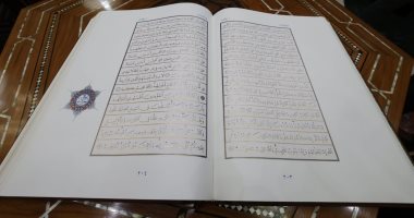 بوزن 35 كيلو... جناح الأزهر يقدم لزواره لأول مرة مصحفا فريدا بزخرفة فنية شاملة مصحف الازهر