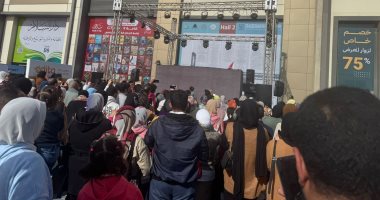 العروسة تجذب جمهور معرض الكتاب على المسرح المكشوف