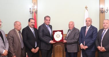 نقيب المعلمين يستقبل وفد النقابة العراقية لبحث التكامل العربى فى مجال التعليم جانب من اللقاء
