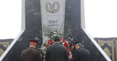 محافظ دمياط يضع إكليل الزهور على النصب التذكارى للشهداء احتفالاً بعيد الشرطة
