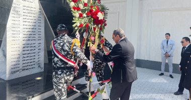 محافظ قنا ومدير الأمن يضعان إكليل الزهور على النصب التذكارى لشهداء الشرطة
