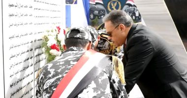 محافظ الشرقية وقيادات الداخلية يضعون الزهور على النصب التذكارى لشهداء الشرطة