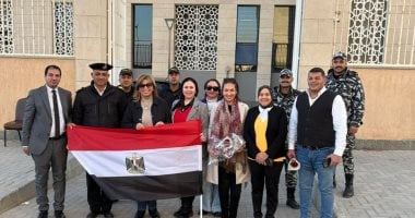 سكرتارية المرأة باتحاد العمال يحتفلون بعيد الشرطة بتوزيع الورد والشيكولاتة