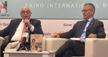 وزير ثقافة فنزويلا يوقع كتابه بمعرض الكتاب ويعلن تضامنه مع فلسطين