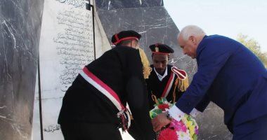 محافظ الوادى الجديد يضع إكليلا من الزهور على النصب التذكارى لشهداء الشرطة