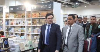 وزير الثقافة يتفقد أروقة معرض القاهرة الدولي للكتاب الـ 56 جولة الدكتور أحمد هنو وزير الثقافة في معرض الكتاب