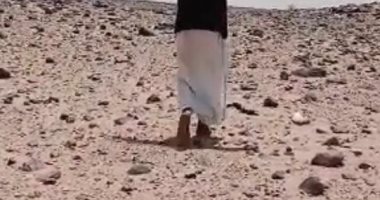 قصاص الأثر فى الصحراء الشرقية.. مهارة موروثة تكشف أسرار الأقدام وتعيد المسروقات.. يلجأ إليه الأهالى لحل مشكلاتهم ومعرفة الجناة الحقيقيين من بصمة القدم.. وقصاصى حلايب وشلاتين الأمهر.. صور