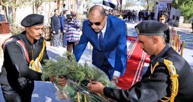 محافظ سوهاج ومدير الأمن يضعان الزهور على النصب التذكارى لشهداء الشرطة