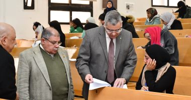نائب رئيس جامعة قناة السويس يتفقد امتحانات الدراسات العليا بكلية التربية