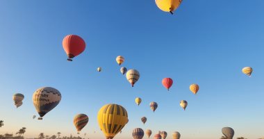 أرض السحر والسياحة.. شاهد لحظات تحليق سياح العالم فى البالون الطائر بالأقصر