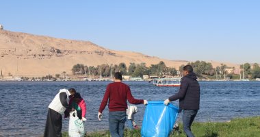 "ضد البلاستيك" مبادرة تطوعية لتنظيف الجزر النيلية بأسوان.. إنقاذ البيئة من الأكياس البلاستيكية ومراقبة الطيور أهم أهدافها.. أعضاؤها يؤكدون: هدفنا الحفاظ على بلدنا والظهور  بشكل حضارى أمام الأفواج السياحية.. صور