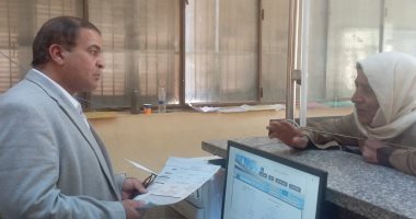 رئيس مدينة أرمنت يسلم أول نموذج 8 النهائى للتصالح بمخالفات البناء.. صور