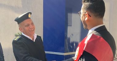 طلاب جامعة بنها يشاركون فى الاحتفال بعيد الشرطة بتوزيع الورود.. صور