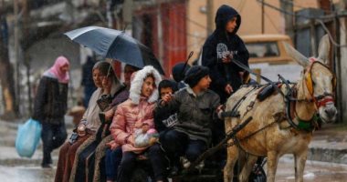 النازحون الفلسطينيون يشقون طريق العودة إلى غزة وسط الأمطار والدمار.. الأونروا: الاحتياجات الإنسانية هائلة.. الأمم المتحدة: الوضع يتدهور فى الضفة الغربية.. وحقوق الإنسان تدعو لوقف العنف ضد الفلسطينيين