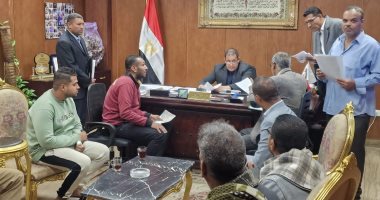 السكرتير المساعد بالأقصر يبحث مشكلات المواطنين باليوم المفتوح.. صور جانب من اللقاء