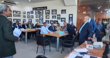 وكيل تعليم الأقصر يتفقد مقر تصحيح امتحانات طلاب الشهادة الإعدادية.. صور