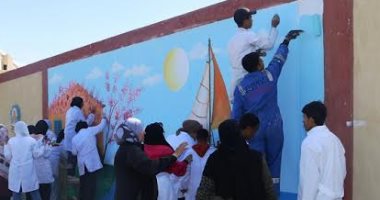 محافظ السويس يتفقد عمل 14 جدارية على سور شاليهات بور توفيق بمشاركة الطلاب