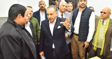 محافظ أسيوط يتفقد مركز خدمة العملاء بهندستى كهرباء غرب والأربعين