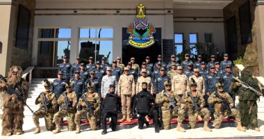 وزير الدفاع يتفقد قاعدة البحر الأحمر البحرية ويلتقى بعدد من المقاتلين