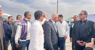 محافظ شمال سيناء يتفقد دخول قافلة "تحيا مصر" عبر معبر رفح.. فيديو 
