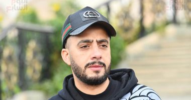 عصام السقا ومحمد لطفى وإيهاب فهمى ومؤمن نور فى جنازة والدة أحمد فهيم