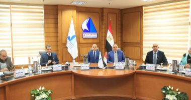 التوسع بخدمات مشروعات الصرف الصحى واستئناف المشروعات المتعثرة بكفر الشيخ