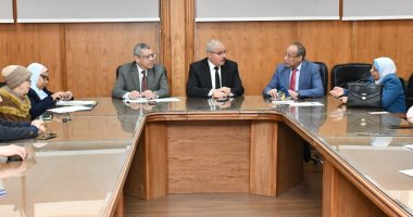 رئيس جامعة قناة السويس يجتمع بفريق إعداد الخطة الاستراتيجية 2025-2030
