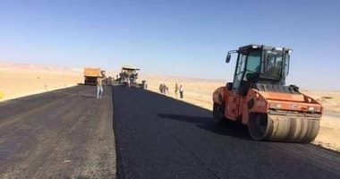 محافظة الوادى الجديد تستكمل أكبر منظومة طرق برية على مستوى الجمهورية بطول 3400 كيلو متر.. تنفيذ أعمال رفع كفاءة طرق الخارجة الداخلة.. ورصف الطرق الداخلية ومداخل القرى لدعم خطط التنمية المستدامة.. صور