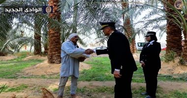 "كلنا واحد" تجمع الشرطة والمواطنين فى لحظة إنسانية فريدة.. من مسؤولية الأمن إلى المسؤولية الإنسانية وزارة الداخلية تلامس قلوب المصريين.. وتوزيع مساعدات غذائية للأسر الأكثر احتياجا فى ذكرى عيد الشرطة الـ73.. صور