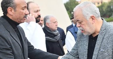 الفنان أحمد فهيم يشيع جثمان والدته من مسجد الشرطة بحضور أشرف زكى.. فيديو