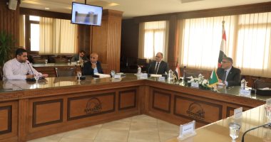 محافظ الجيزة يلتقى عددًا من المواطنين لبحث شكواهم