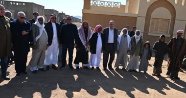 محافظ جنوب سيناء يتفقد مشروع الإسكان البدوى فى قرية النقب جانب من الجولة