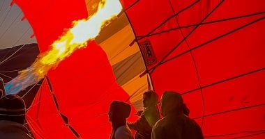 سماء الأقصر تشهد تحليق 28 رحلة بالون طائر تقل 900 سائح بالبر الغربى.. صور 