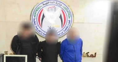 وزارة الداخلية تضبط عصابة تقلد العملات الأجنبية المتهمون عقب إلقاء القبض عليهم