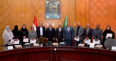 محافظ الإسماعيلية يكرم أصحاب الجهد المتميز من القيادات التنفيذية