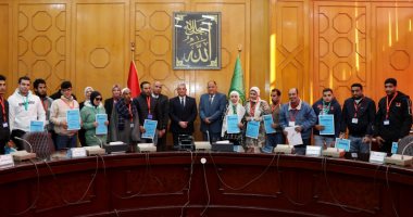 محافظ الإسماعيلية يسلم 24 عقد عمل لأبناء المحافظة من ذوى الهمم