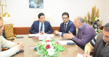 نائب محافظ سوهاج يبحث الترتيبات النهائية للتشغيل الجزئى لمستشفى طما جانب من الاجتماع