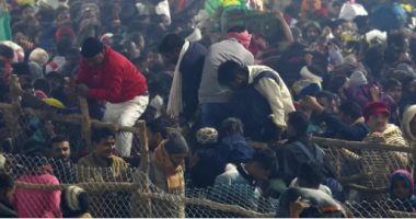 صور.. العالم هذا المساء.. مصرع 15 وإصابة آخرين بسبب حادث تدافع خلال مهرجان دينى فى الهند.. وأسبوع الموضة في  باريس لربيع 2025 يواصل فعالياته.. وحريق بمحيط ملعب مانشستر سيتى على هامش تقديم عمر مرموش