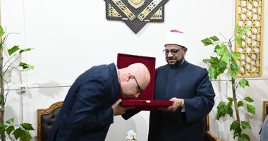 شيخ الأزهر يكرم رئيس هيئة الكتاب لدوره الثقافى فى معرض القاهرة الدولى