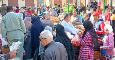 إقبال على أسواق اليوم الواحد بمركز الداخلة وبلاط بسبب تخفيضات الأسعار إقبال على أسواق اليوم الواحد