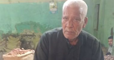 أقدم بائع بلح في سوق الساحل.. المعلم مسعد يبيع ياميش رمضان من 50 سنة.. فيديو