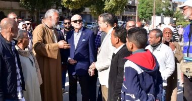 محافظ الأقصر يستجيب لمطالب الأهالي بتغطية مسقى زراعى بالكرنك.. صور