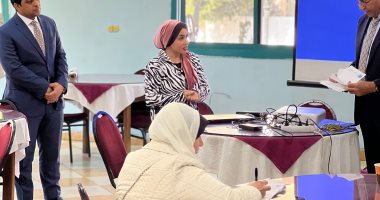 محافظ قنا يشهد افتتاح دورة فى اللغة الإنجليزية لتطوير مهارات العاملين