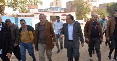 محافظ أسيوط يشهد زراعة الشتلات بألواح الفوم بالصوبات الزراعية بمدرسة الزراعة