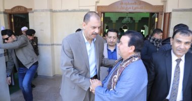 محافظ سوهاج يستمع لمطالب المواطنين عقب صلاة الجمعة بمسجد الشرطة محافظ سوهاج مع المواطنين
